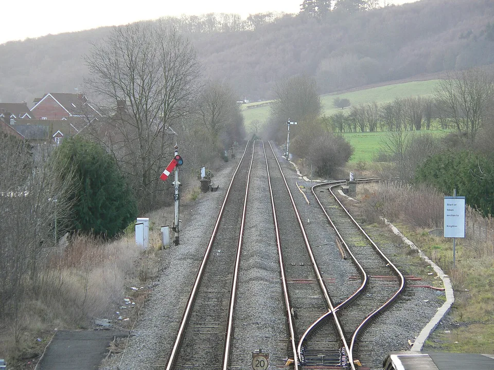 Junction of the Heart of Wales and Welsh Marches railway lines 2005-12-17 02