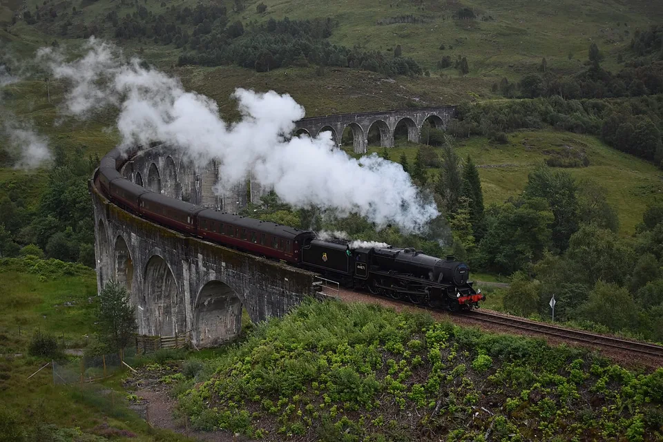 Jacobite Steam Train passing Glenfinnan Viaduct (2025) (2)